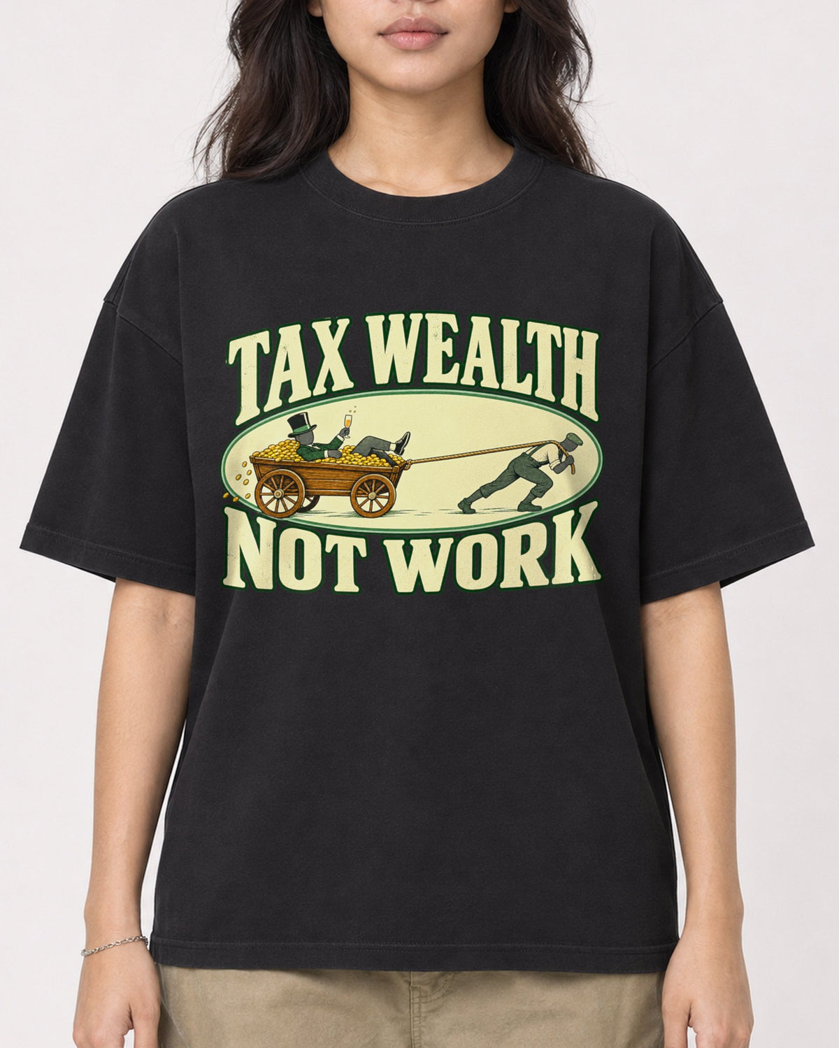 Mockup Boxy Heavyweight Tee Black female close-up 02