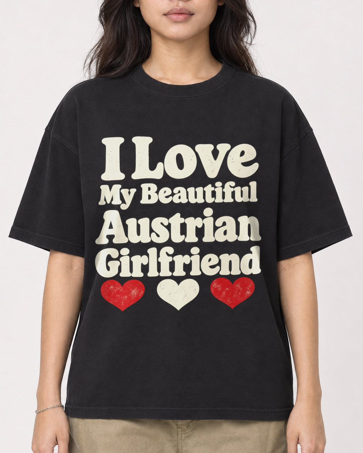 Mockup Boxy Heavyweight Tee Black female close-up 02