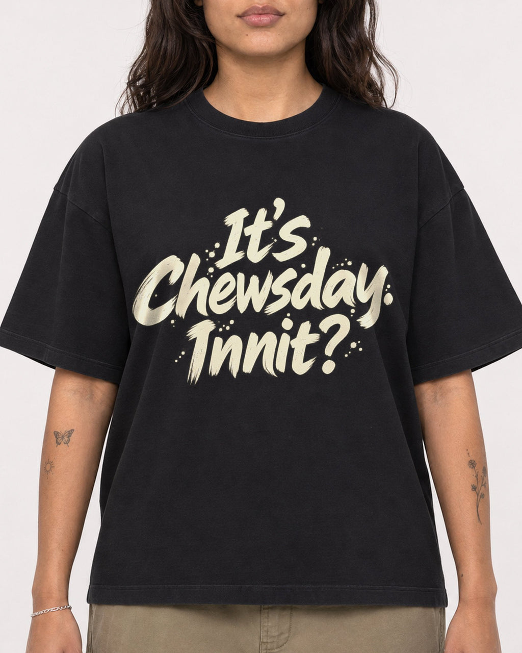 Mockup Boxy Heavyweight Tee Black female close-up 06