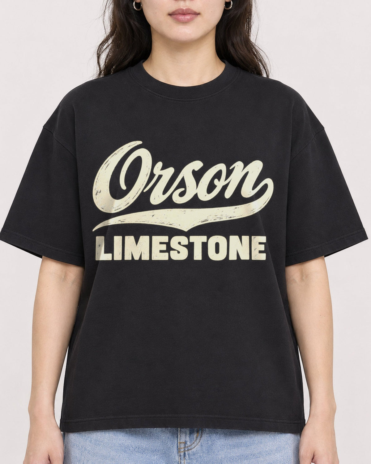 Mockup Boxy Heavyweight Tee Black female close-up 03
