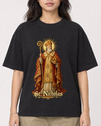 Mockup Boxy Heavyweight Tee Black female close-up 02