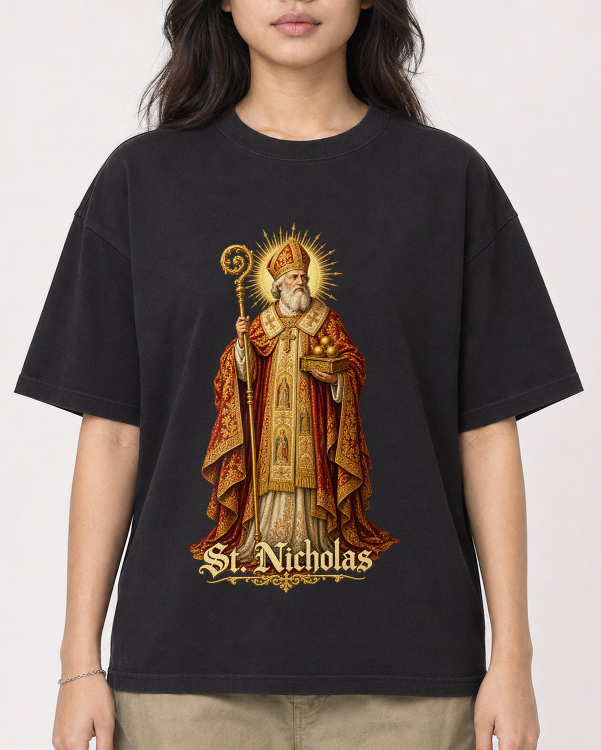 Mockup Boxy Heavyweight Tee Black female close-up 02