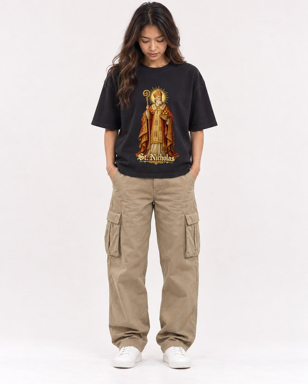 Mockup Boxy Heavyweight Tee Black female full-body 02