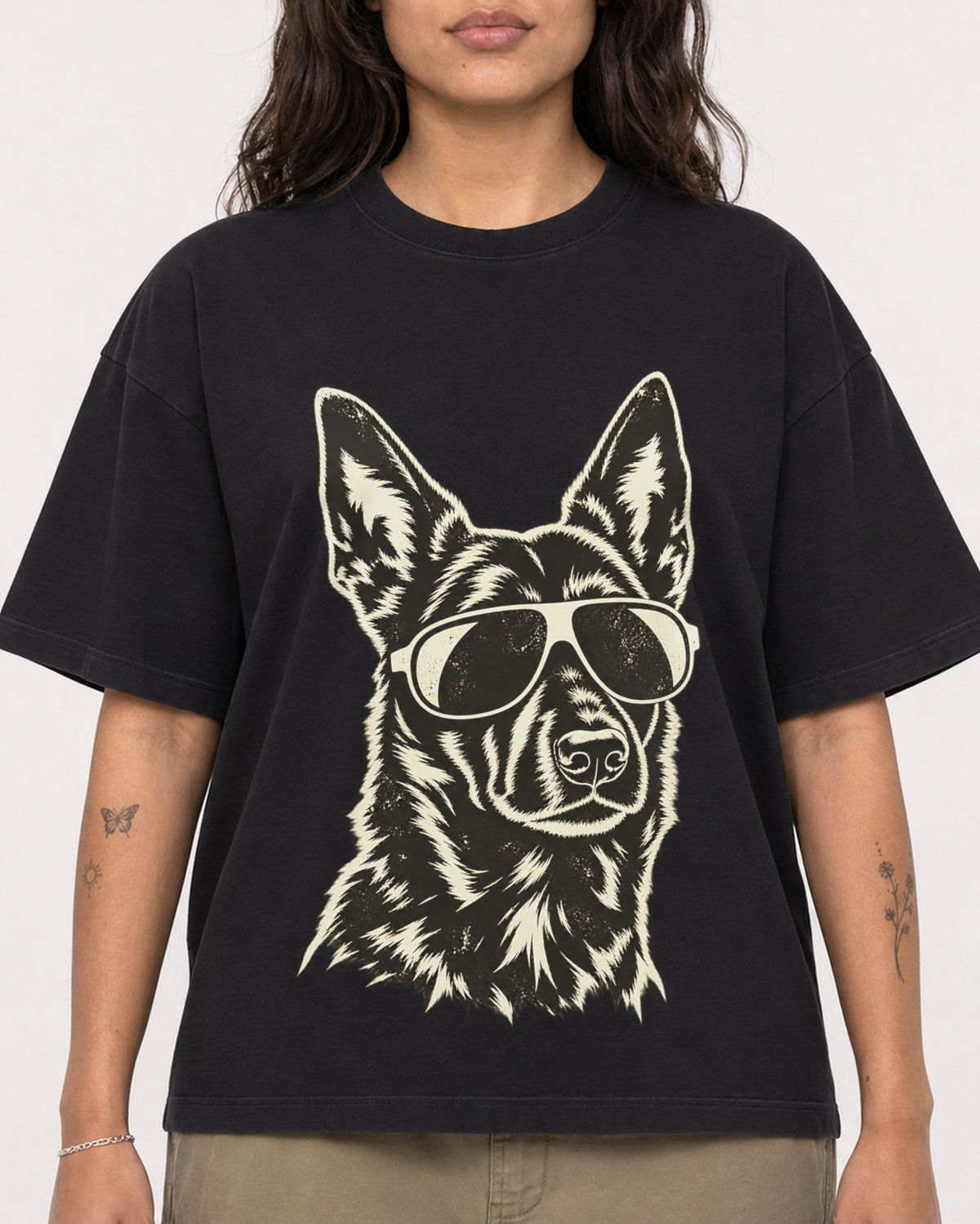 Mockup Boxy Heavyweight Tee Black female close-up 06
