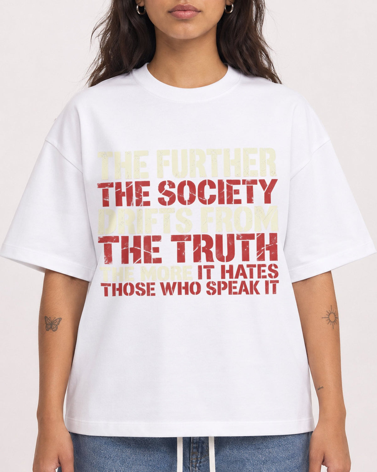 Mockup Boxy Heavyweight Tee White female close-up 06