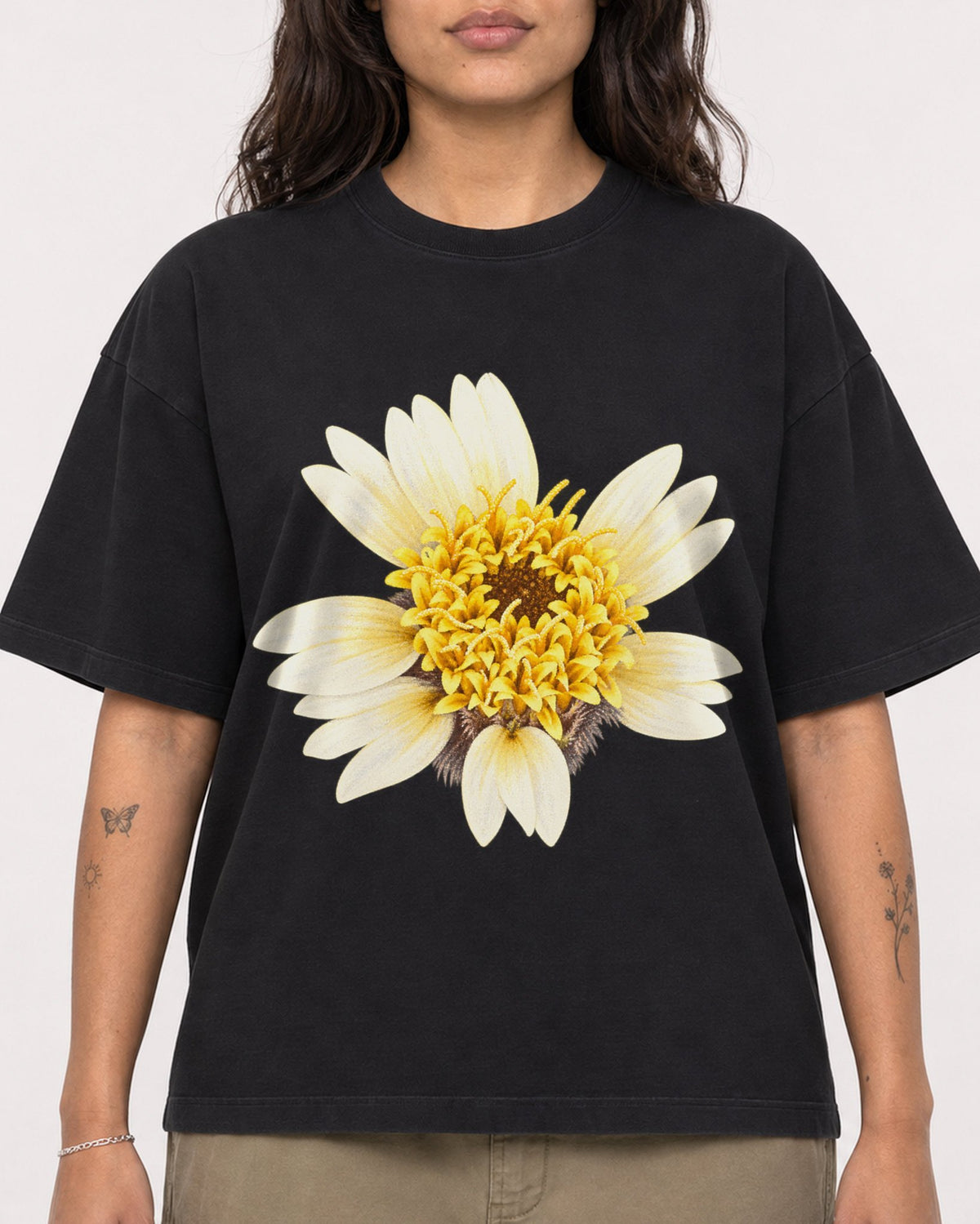 Mockup Boxy Heavyweight Tee Black female close-up 06