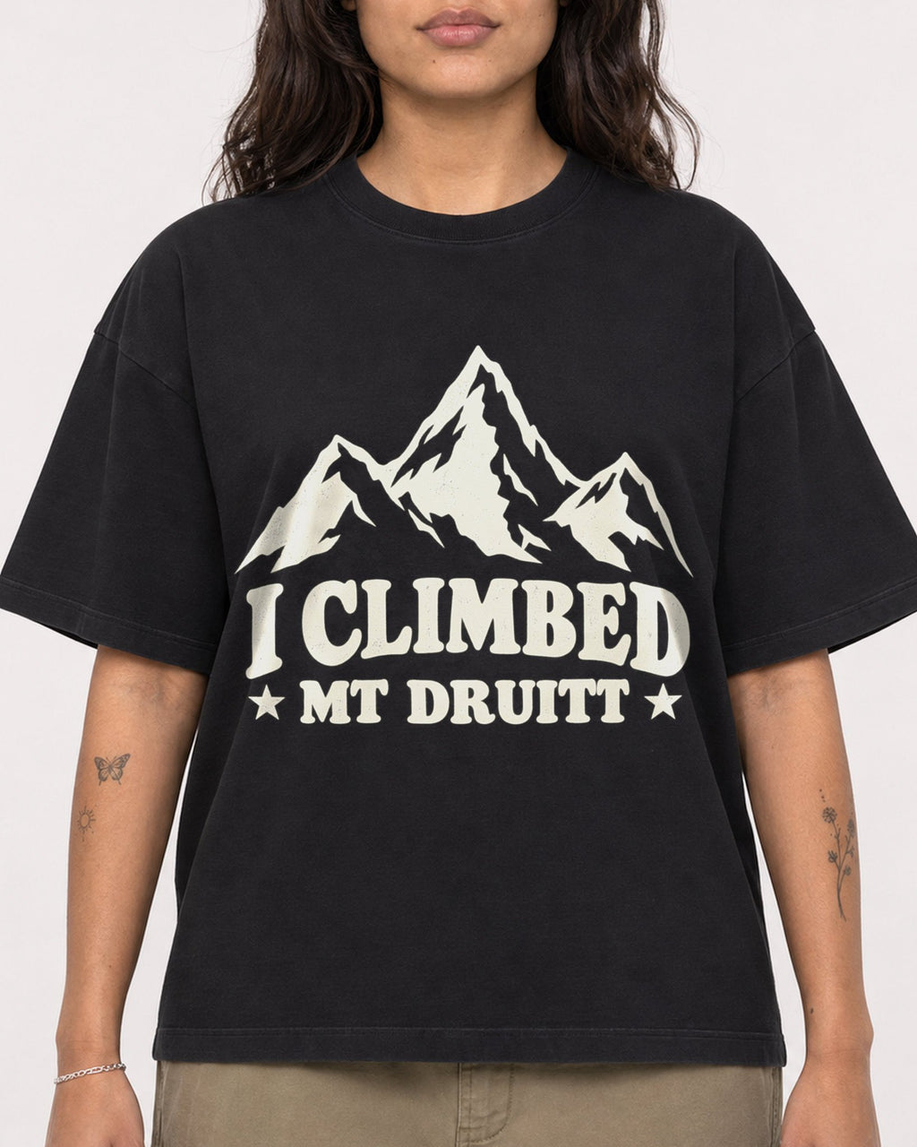 Mockup Boxy Heavyweight Tee Black female close-up 06