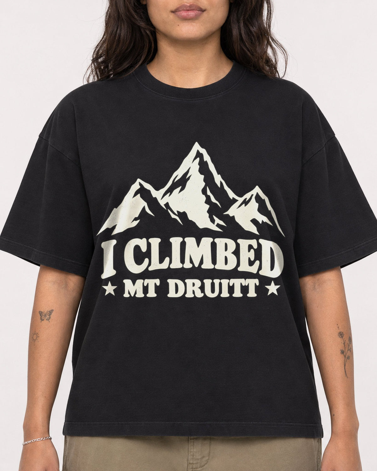 Mockup Boxy Heavyweight Tee Black female close-up 06
