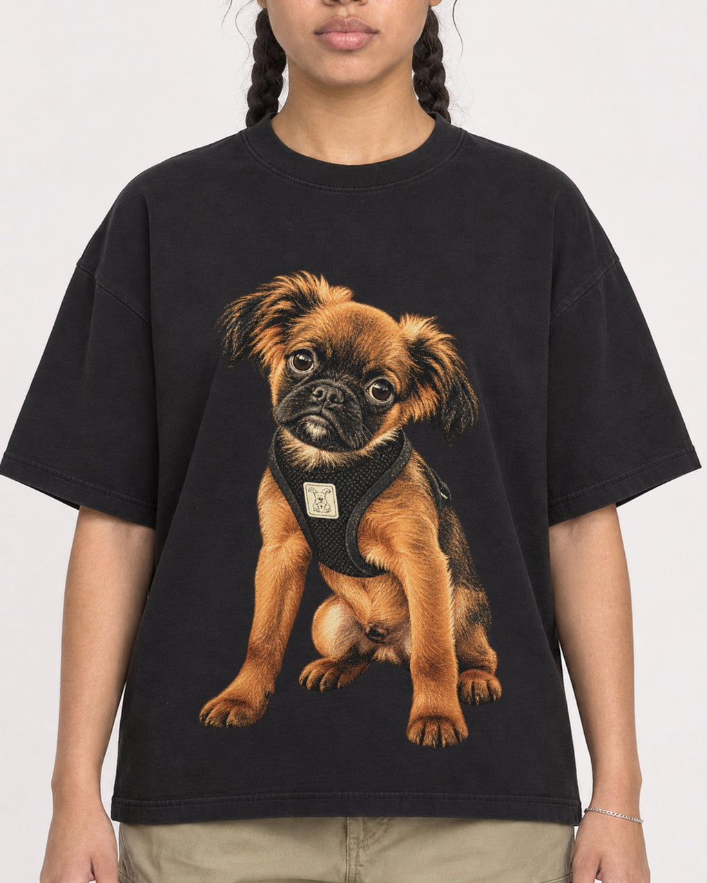 Mockup Boxy Heavyweight Tee Black female close-up 50