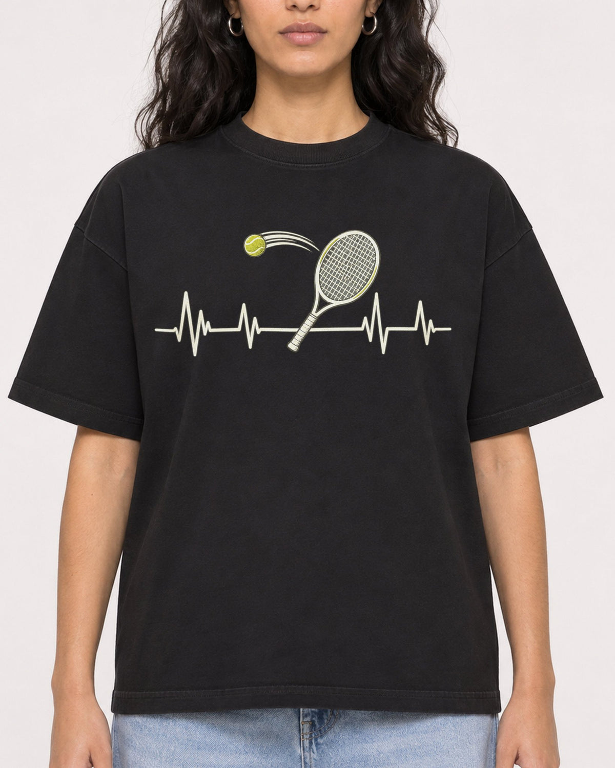 Mockup Boxy Heavyweight Tee Black female close-up 07