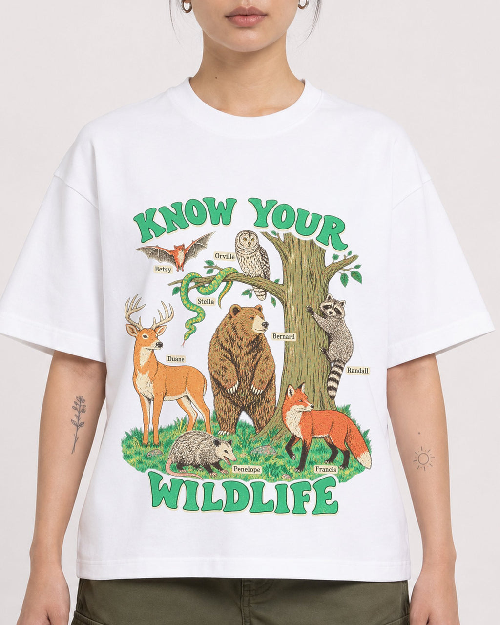 Mockup Boxy Heavyweight Tee White female close-up 12