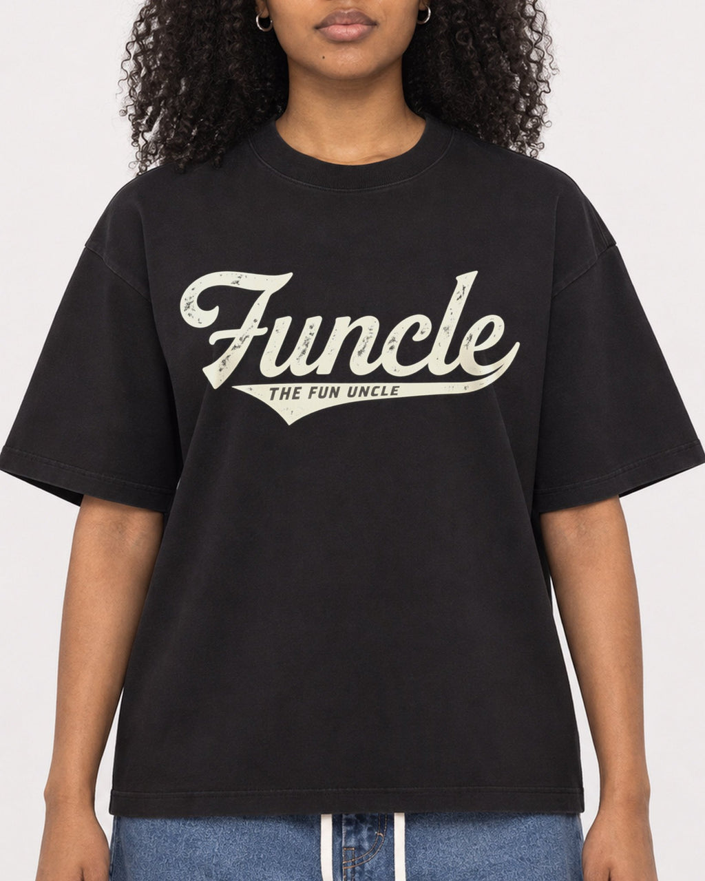 Mockup Boxy Heavyweight Tee Black female close-up 05