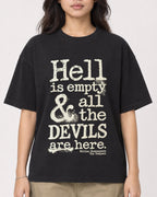Mockup Boxy Heavyweight Tee Black female close-up 02