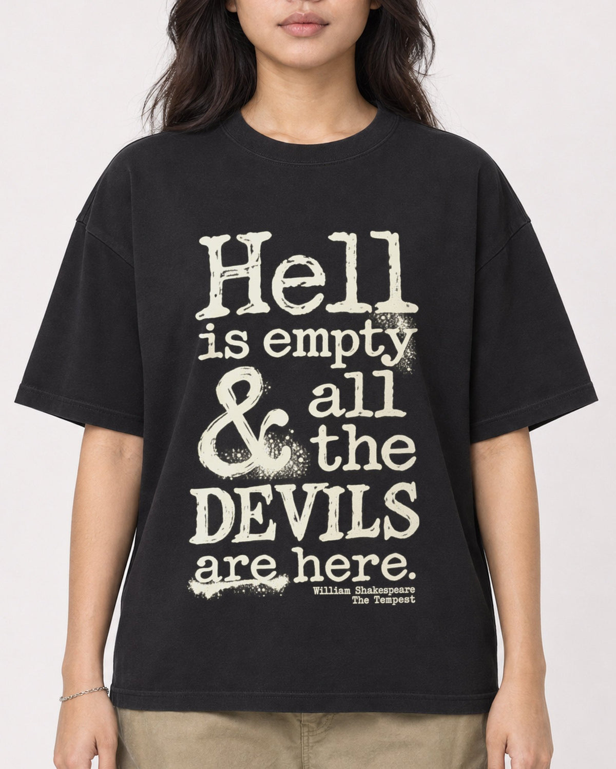 Mockup Boxy Heavyweight Tee Black female close-up 02
