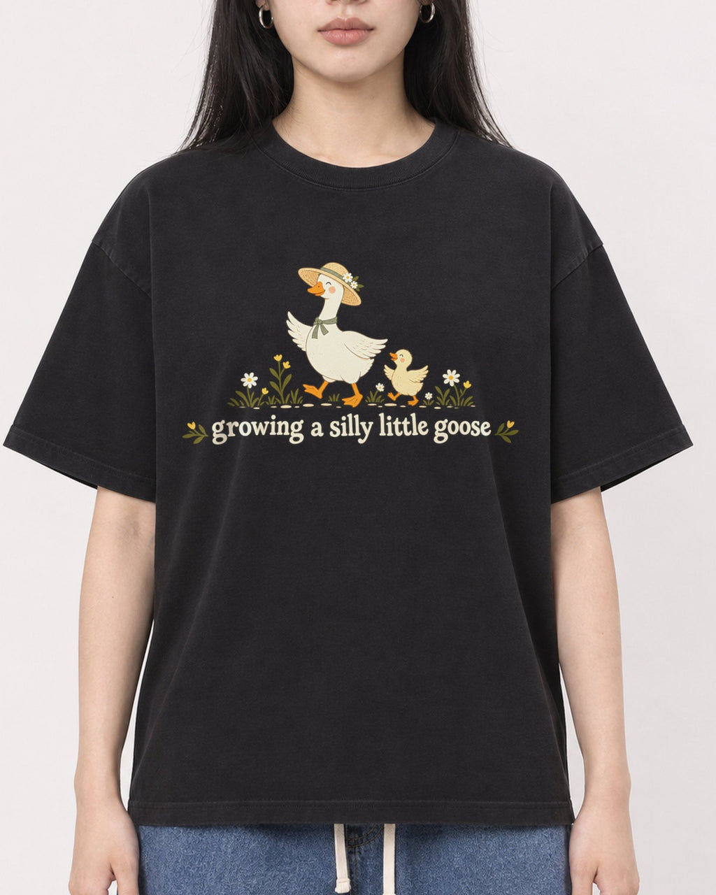 Mockup Boxy Heavyweight Tee Black female close-up 01