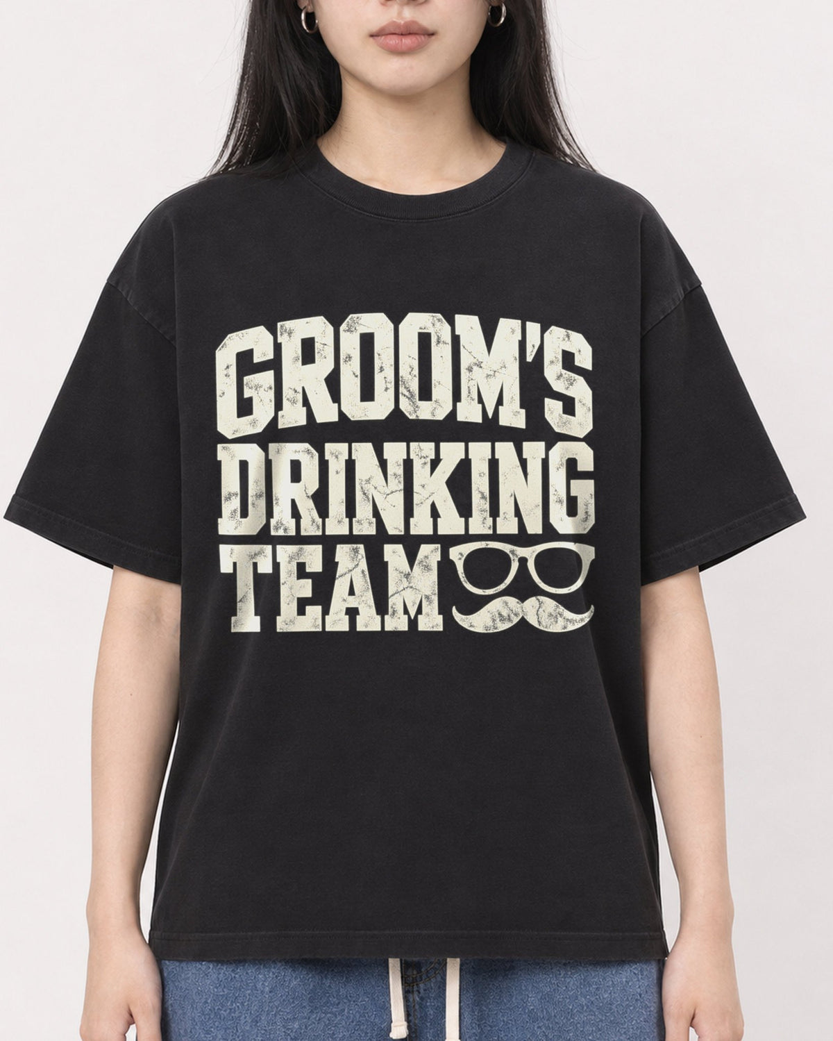 Mockup Boxy Heavyweight Tee Black female close-up 01