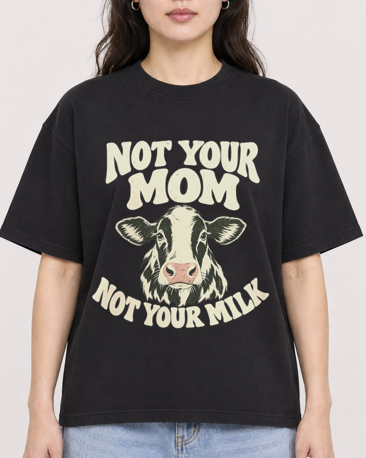 Mockup Boxy Heavyweight Tee Black female close-up 03