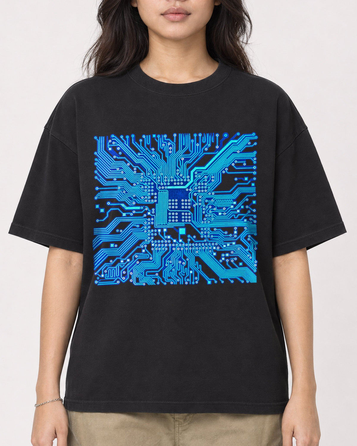 Mockup Boxy Heavyweight Tee Black female close-up 02
