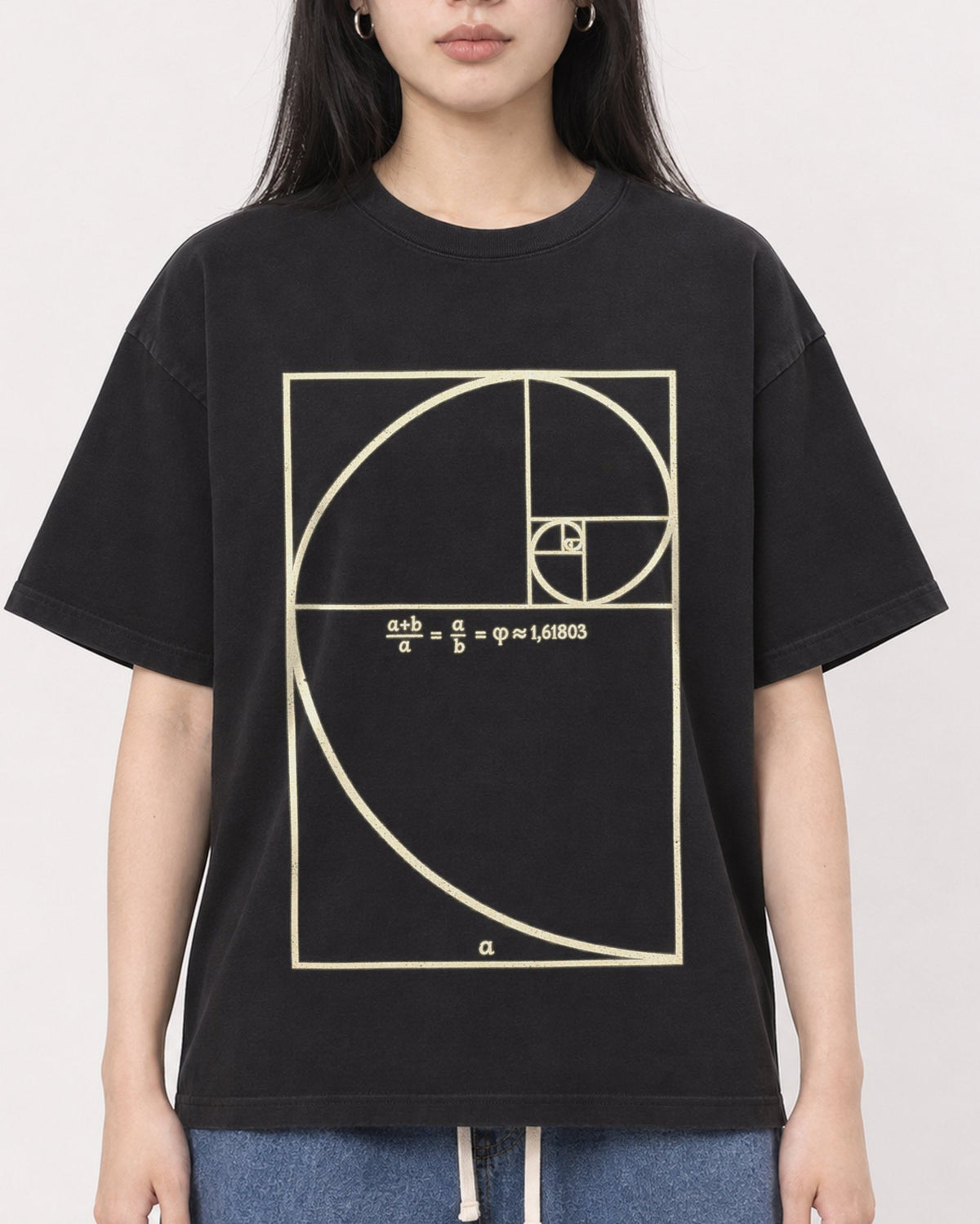 Mockup Boxy Heavyweight Tee Black female close-up 01