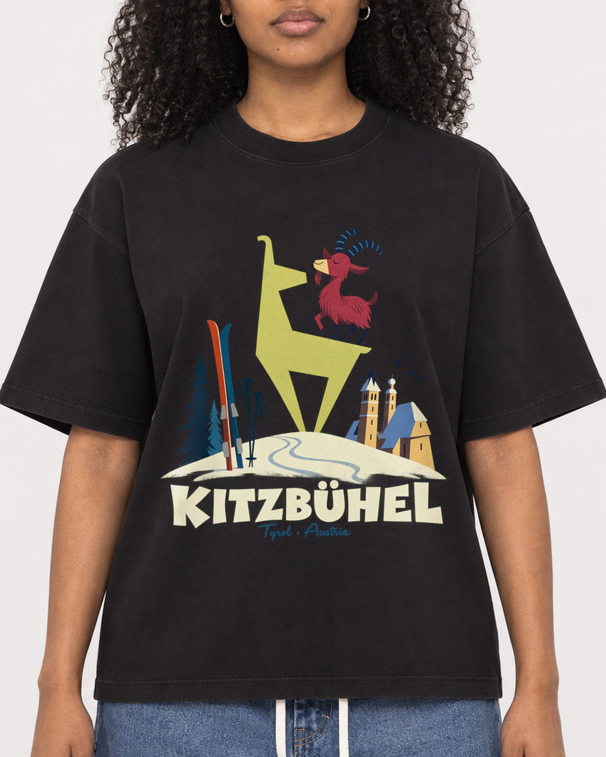 Mockup Boxy Heavyweight Tee Black female close-up 05