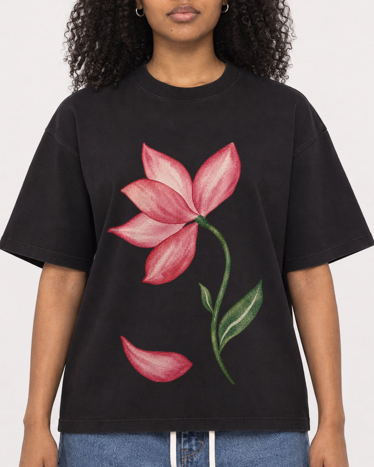 Mockup Boxy Heavyweight Tee Black female close-up 05