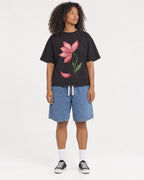 Mockup Boxy Heavyweight Tee Black female full-body 05