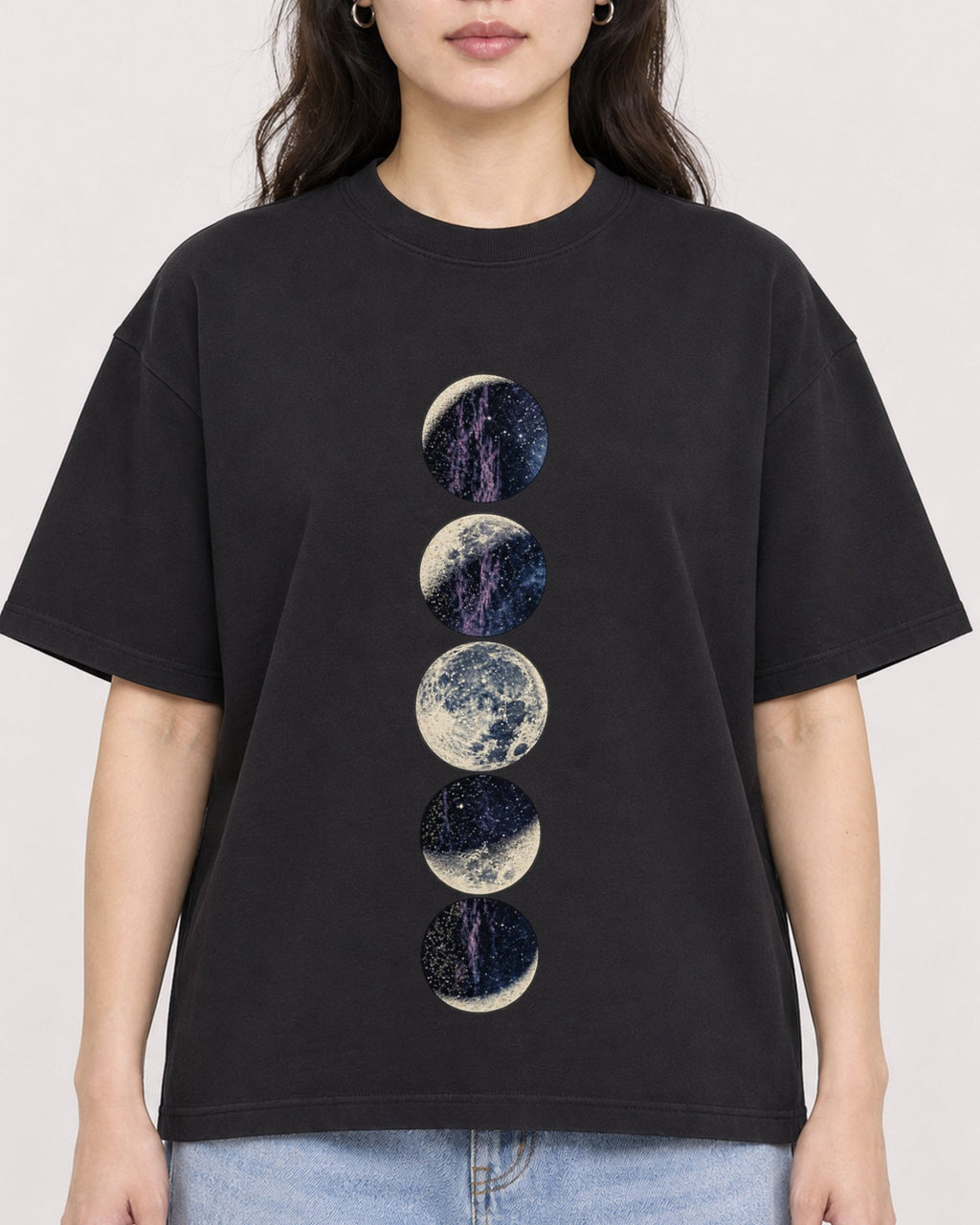 Mockup Boxy Heavyweight Tee Black female close-up 03