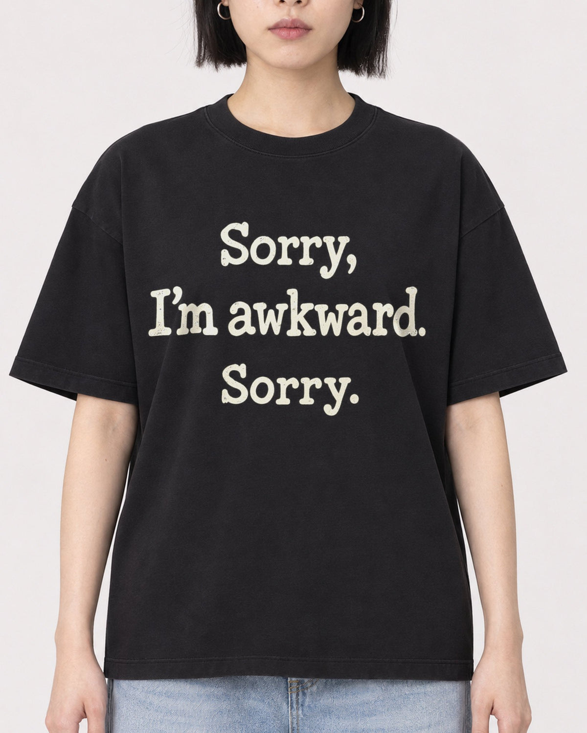 Mockup Boxy Heavyweight Tee Black female close-up 11