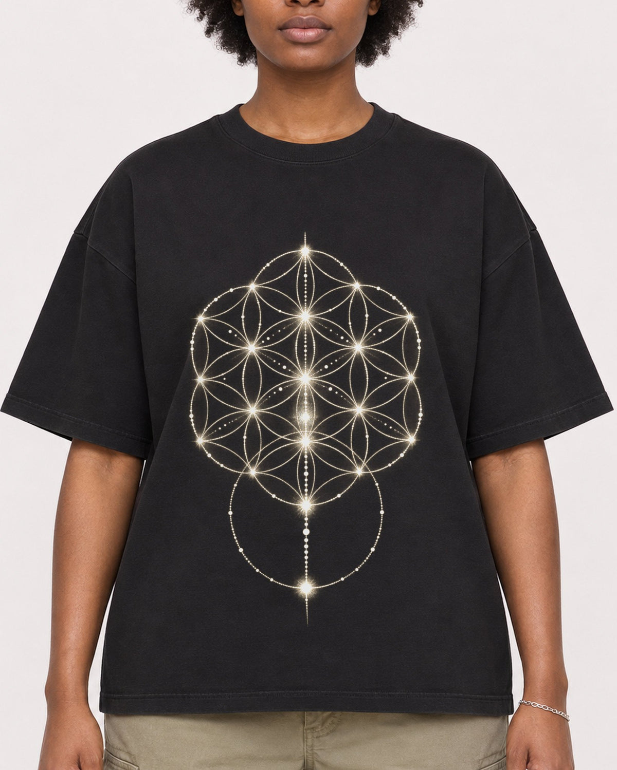 Mockup Boxy Heavyweight Tee Black female close-up 14
