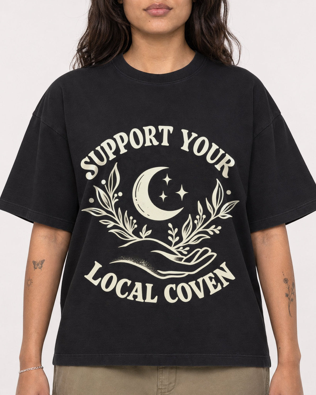 Mockup Boxy Heavyweight Tee Black female close-up 06
