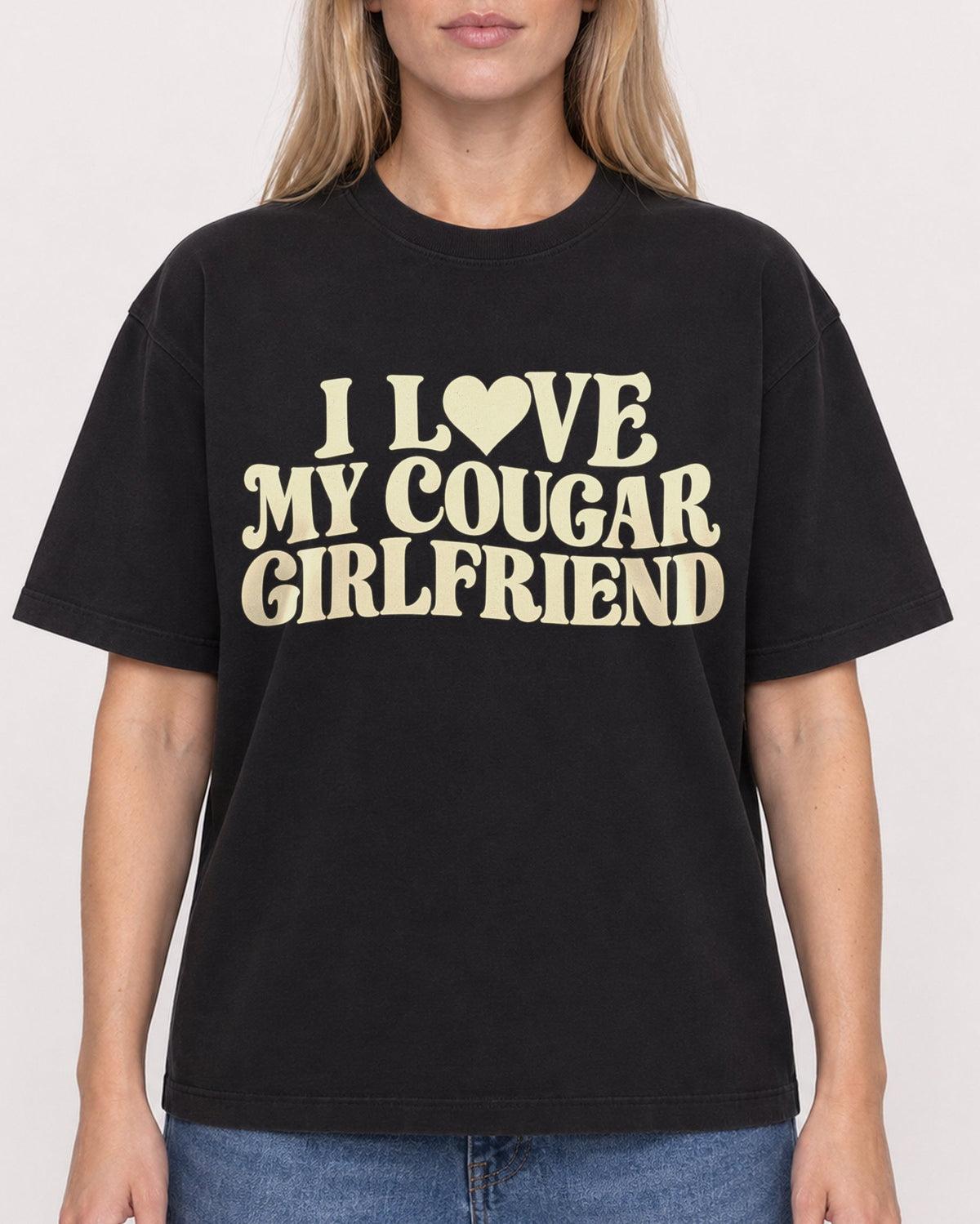 Mockup Boxy Heavyweight Tee Black female close-up 08