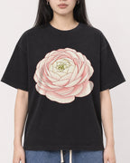 Mockup Boxy Heavyweight Tee Black female close-up 01