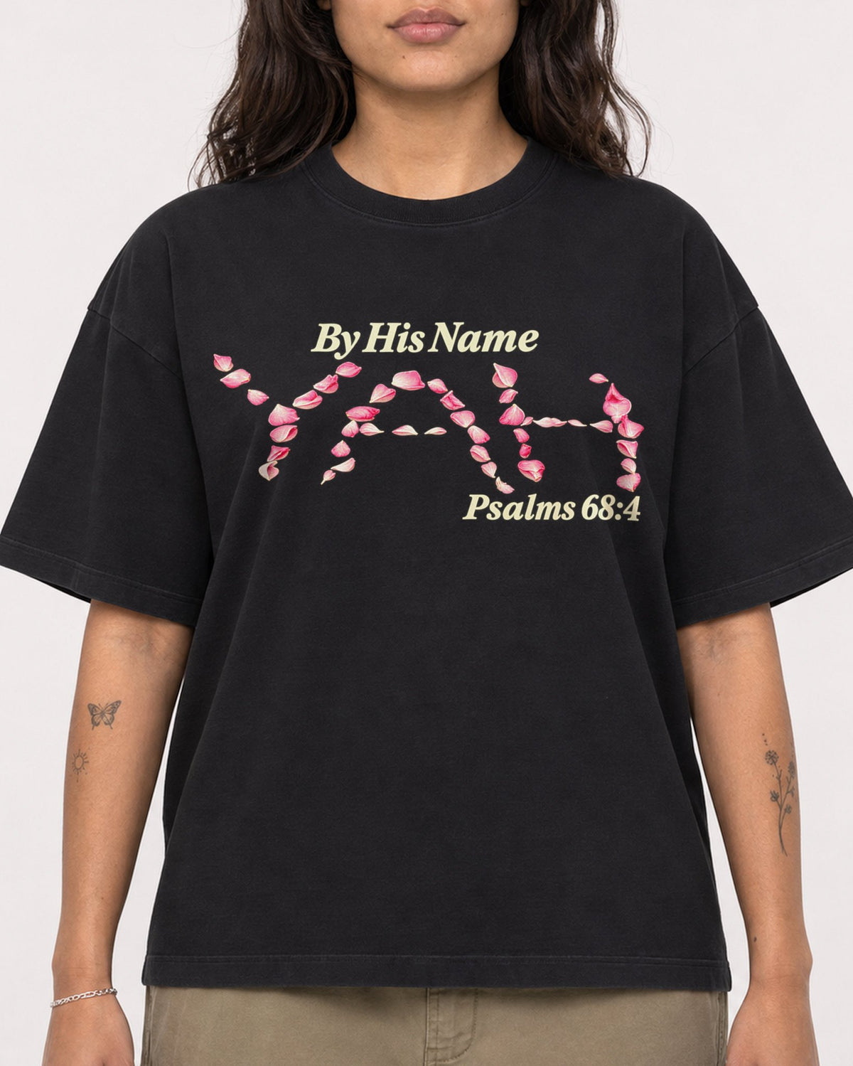 Mockup Boxy Heavyweight Tee Black female close-up 06