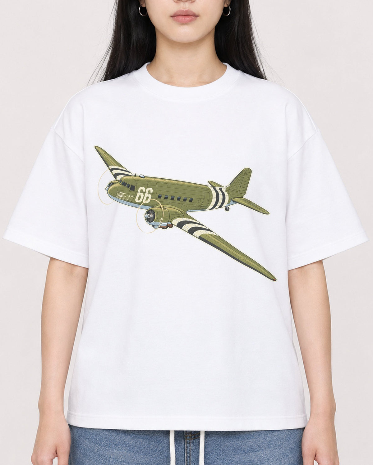 Mockup Boxy Heavyweight Tee White female close-up 01