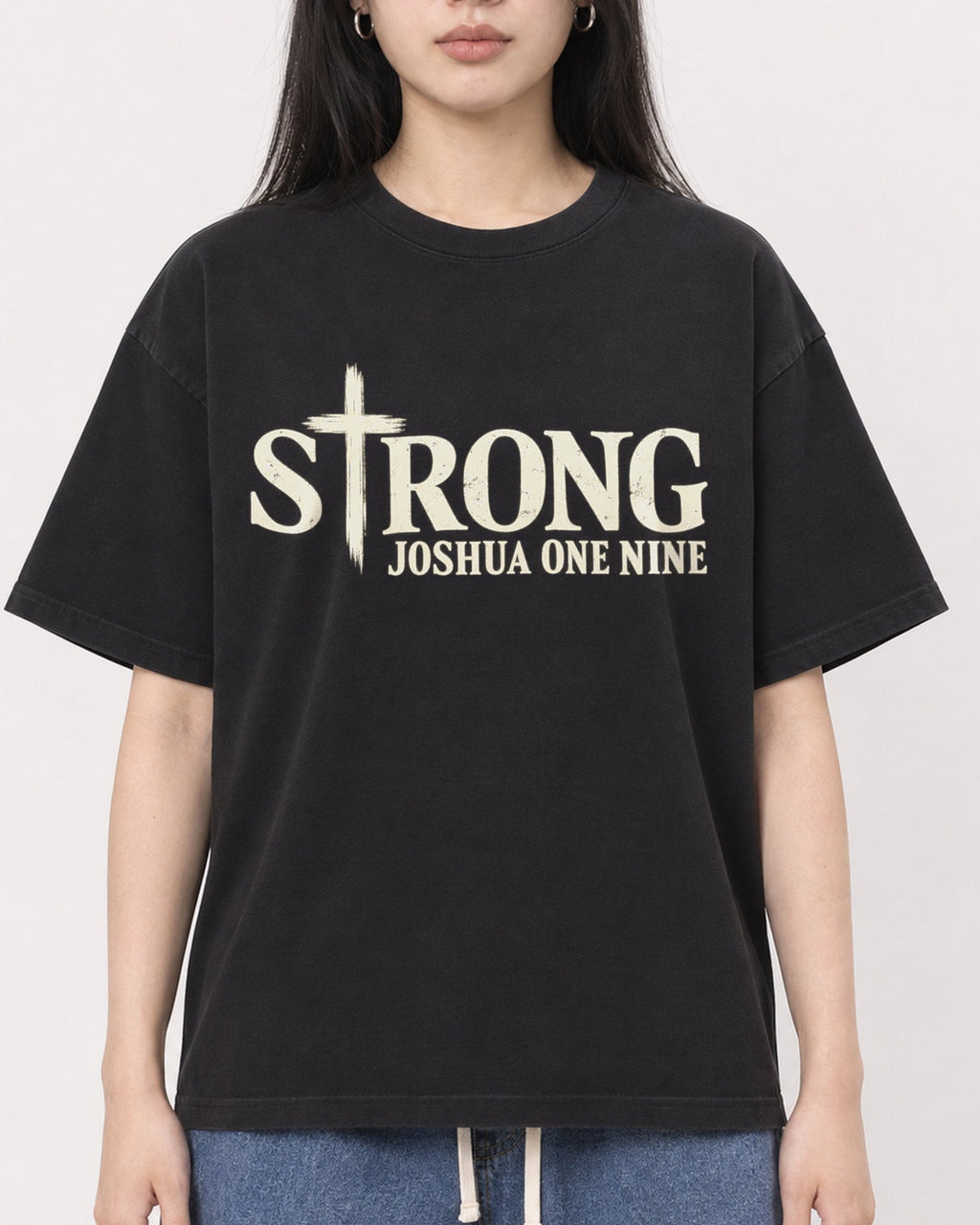 Mockup Boxy Heavyweight Tee Black female close-up 01