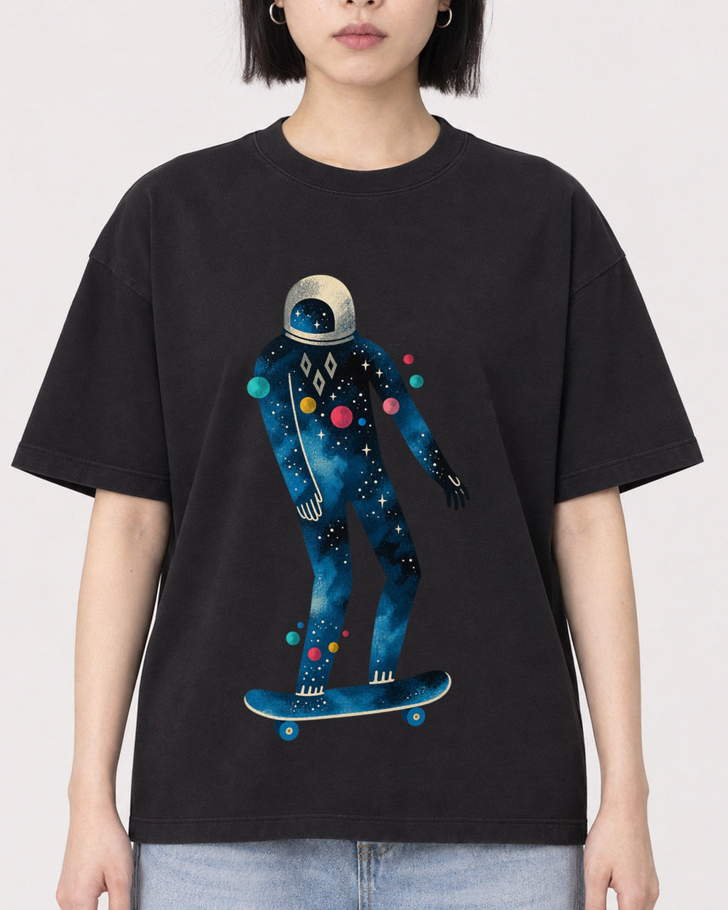 Mockup Boxy Heavyweight Tee Black female close-up 11