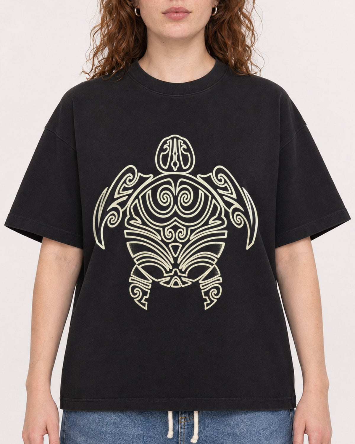 Mockup Boxy Heavyweight Tee Black female close-up 09