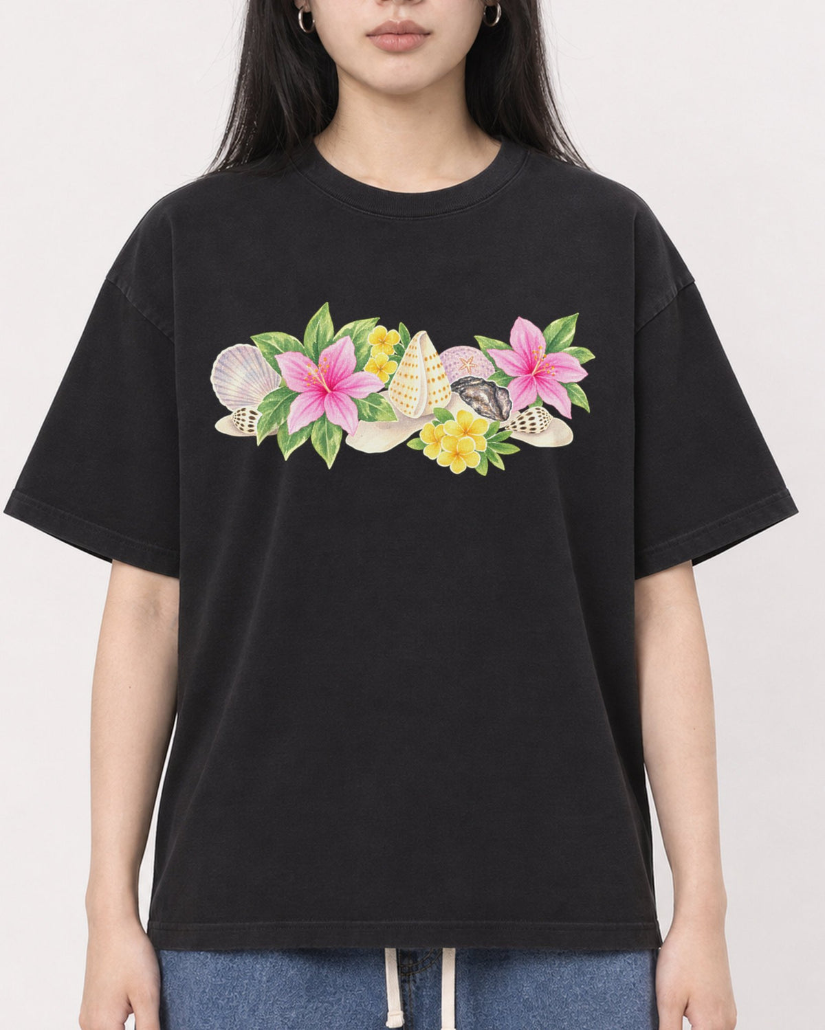 Mockup Boxy Heavyweight Tee Black female close-up 01