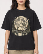 Mockup Boxy Heavyweight Tee Black female close-up 02