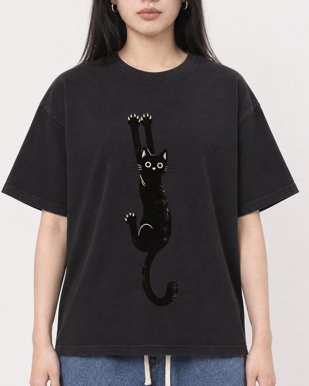 Mockup Boxy Heavyweight Tee Black female close-up 01