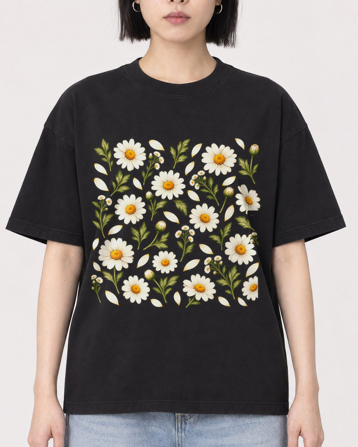 Mockup Boxy Heavyweight Tee Black female close-up 11