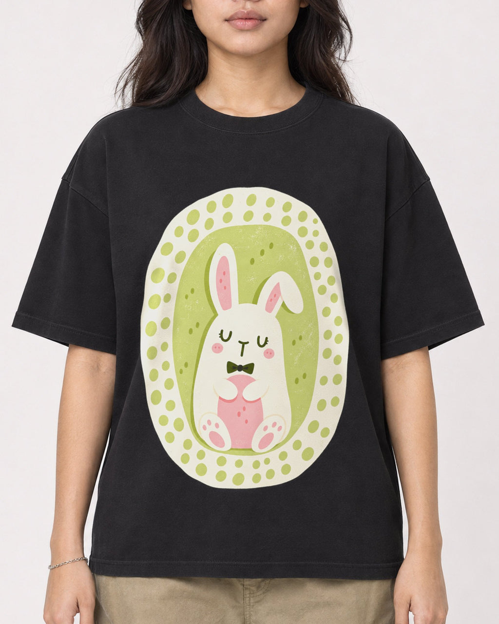 Mockup Boxy Heavyweight Tee Black female close-up 02