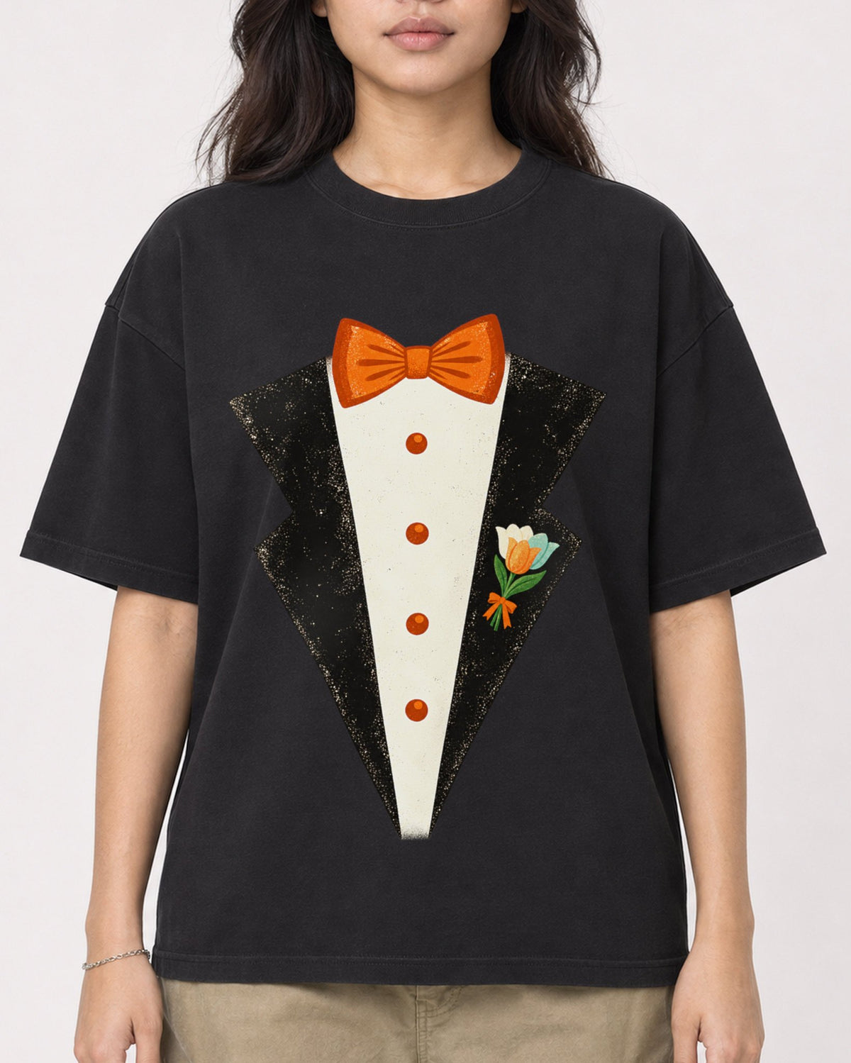 Mockup Boxy Heavyweight Tee Black female close-up 02