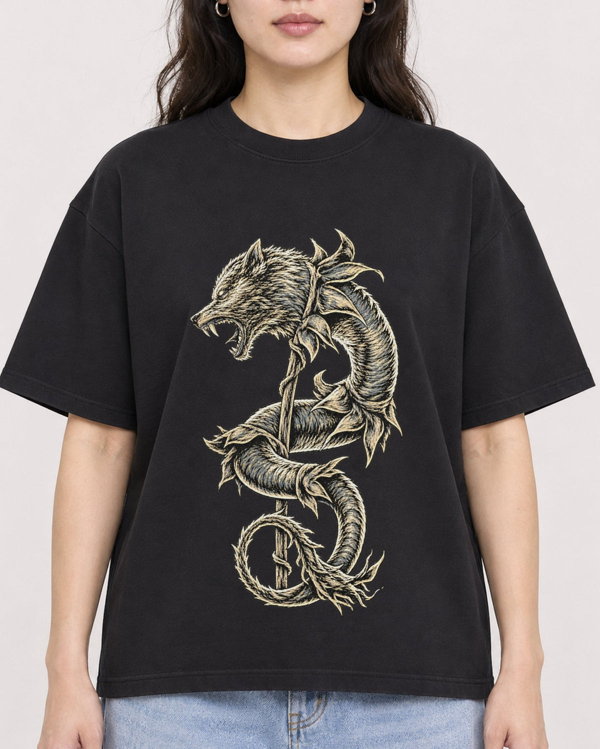 Mockup Boxy Heavyweight Tee Black female close-up 03