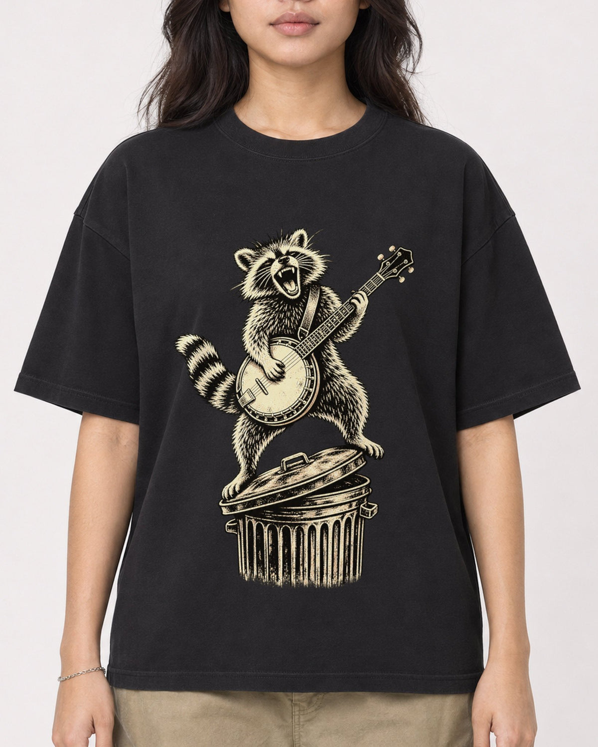 Mockup Boxy Heavyweight Tee Black female close-up 02