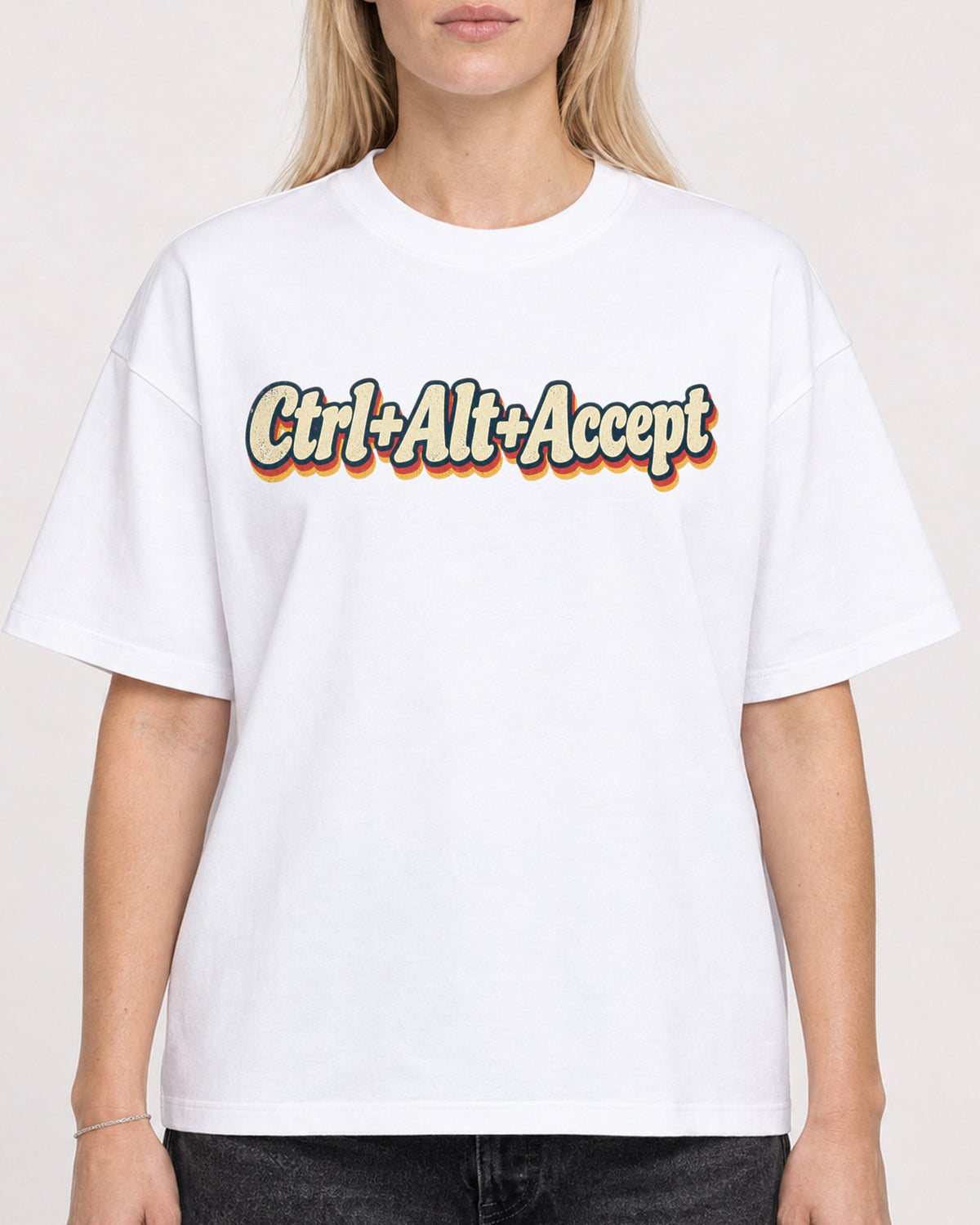 Mockup Boxy Heavyweight Tee White female close-up 08