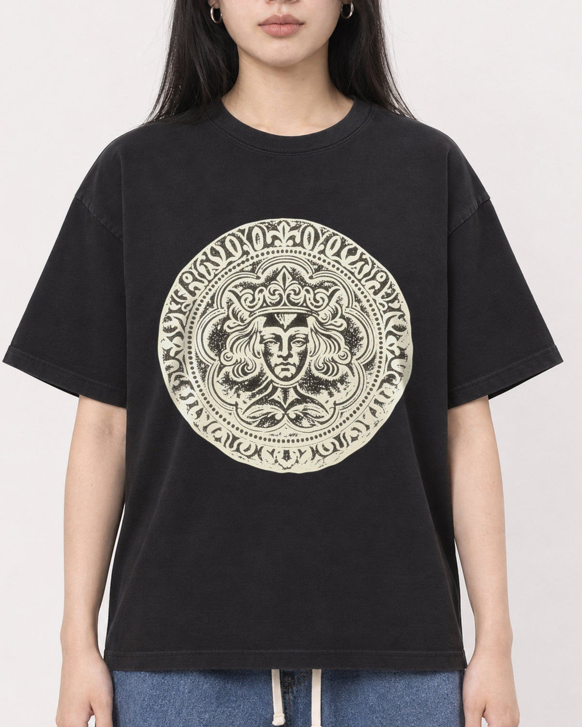 Mockup Boxy Heavyweight Tee Black female close-up 01