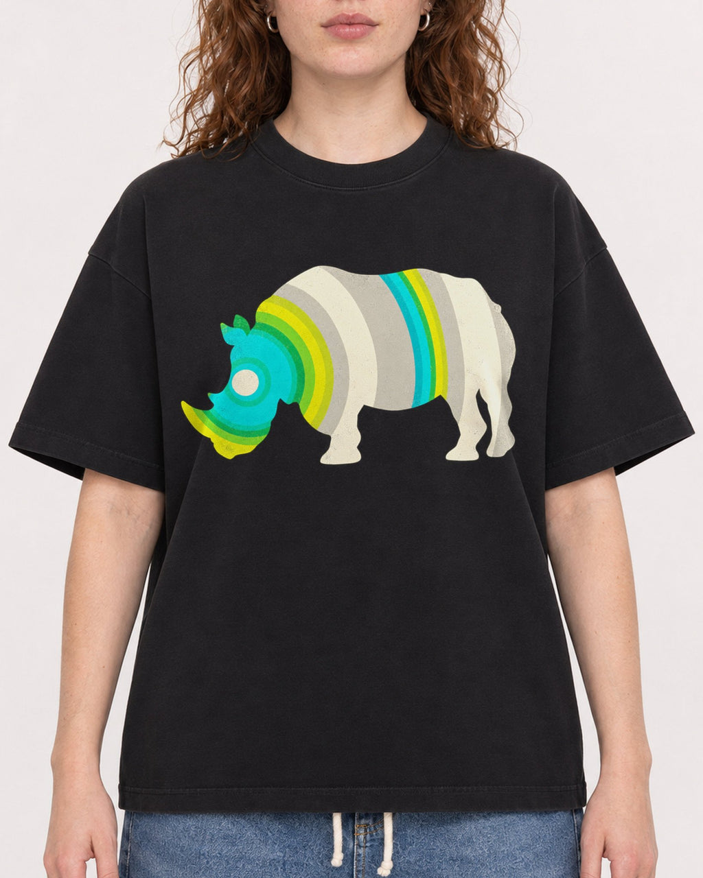 Mockup Boxy Heavyweight Tee Black female close-up 09