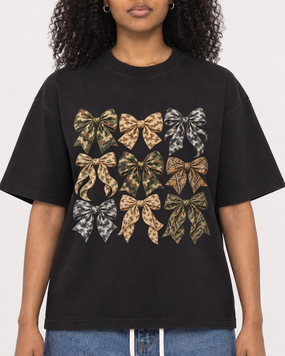 Mockup Boxy Heavyweight Tee Black female close-up 05