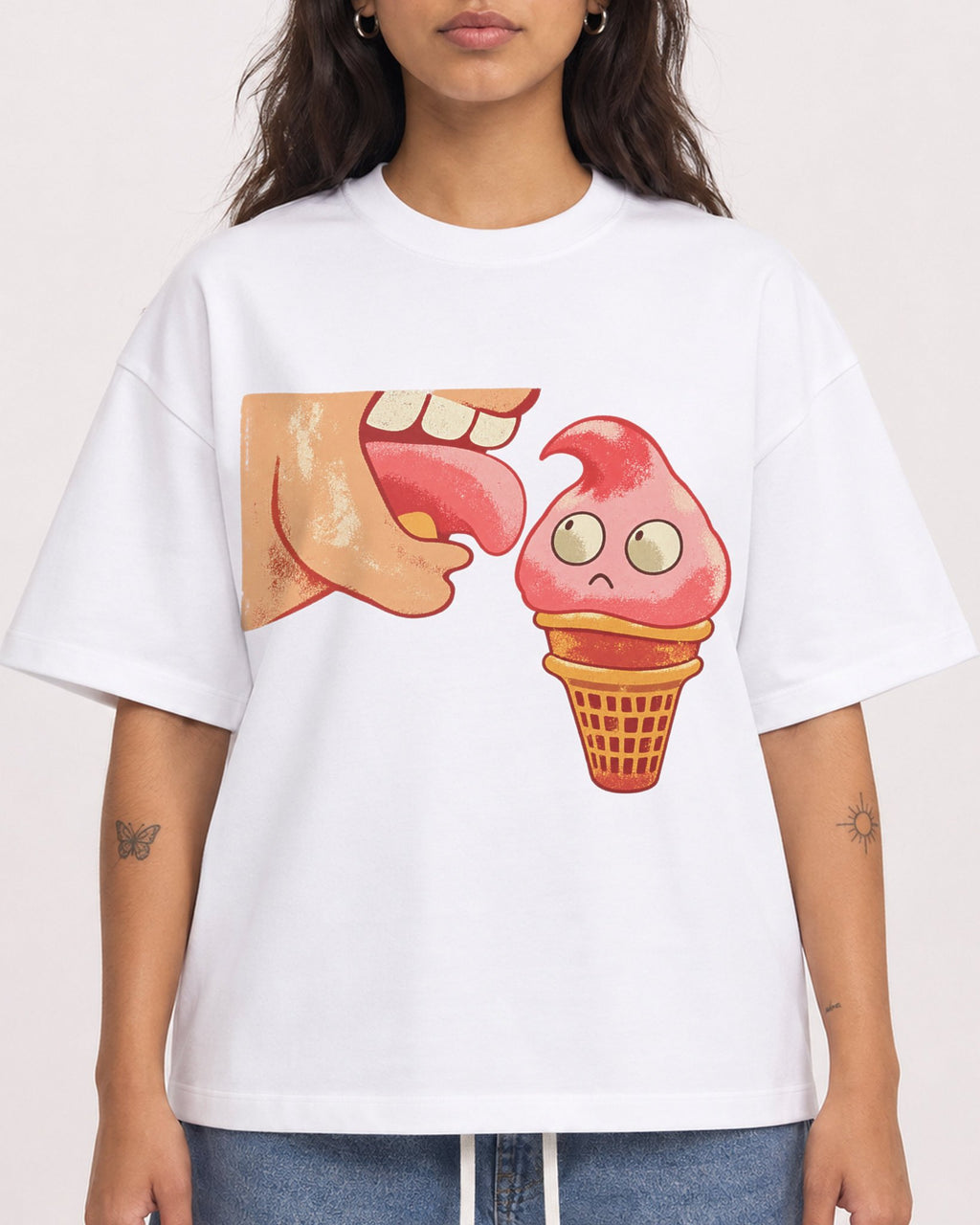 Mockup Boxy Heavyweight Tee White female close-up 06